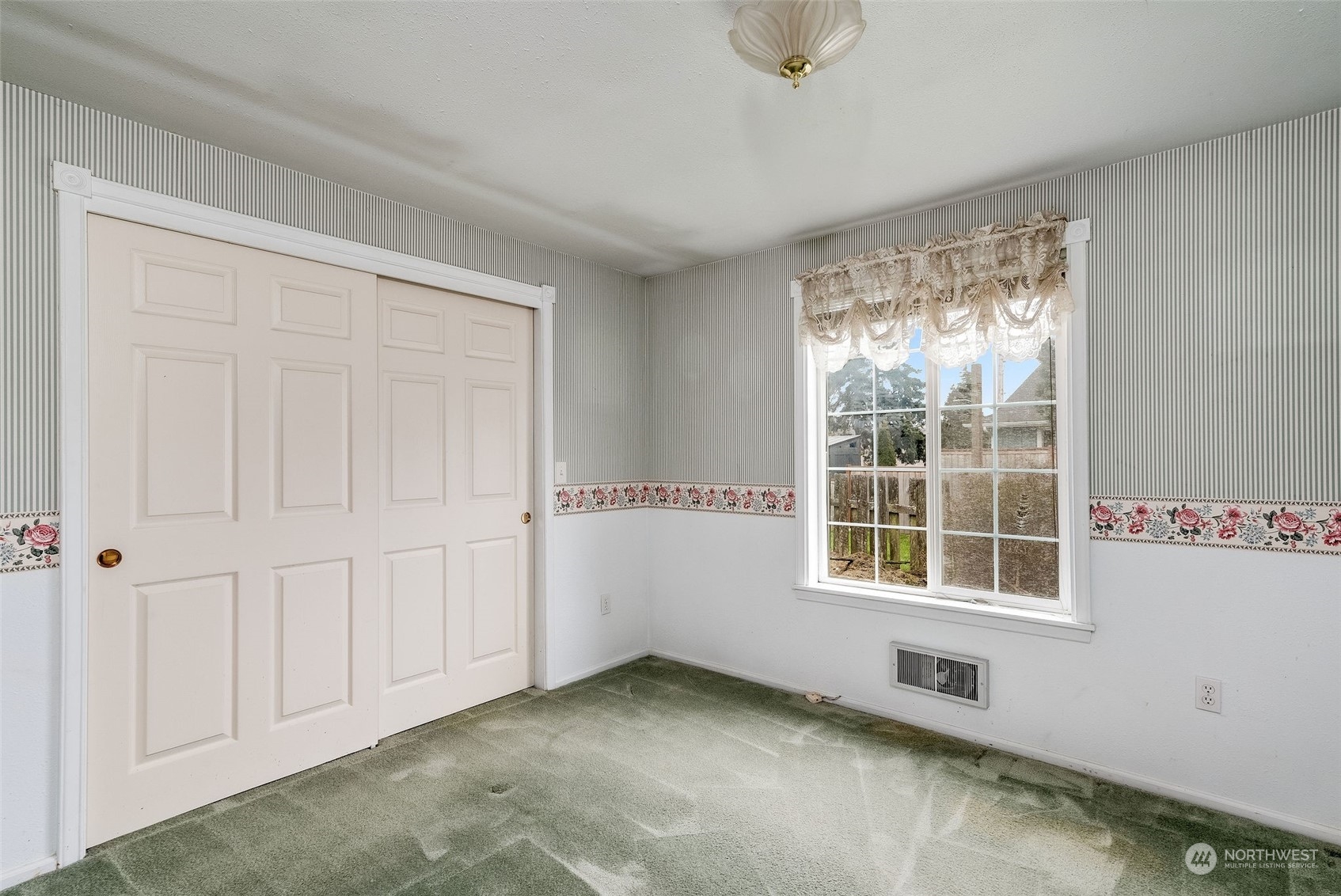 720 Memory Lane Port Townsend, WA 98368 - Photo 23 of 33 an empty room with a window