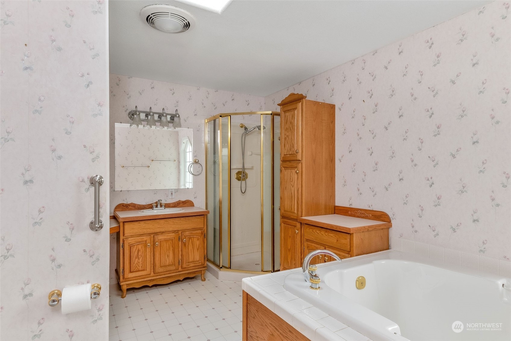 720 Memory Lane Port Townsend, WA 98368 - Photo 28 of 33 a bathroom with a tub sink and mirror
