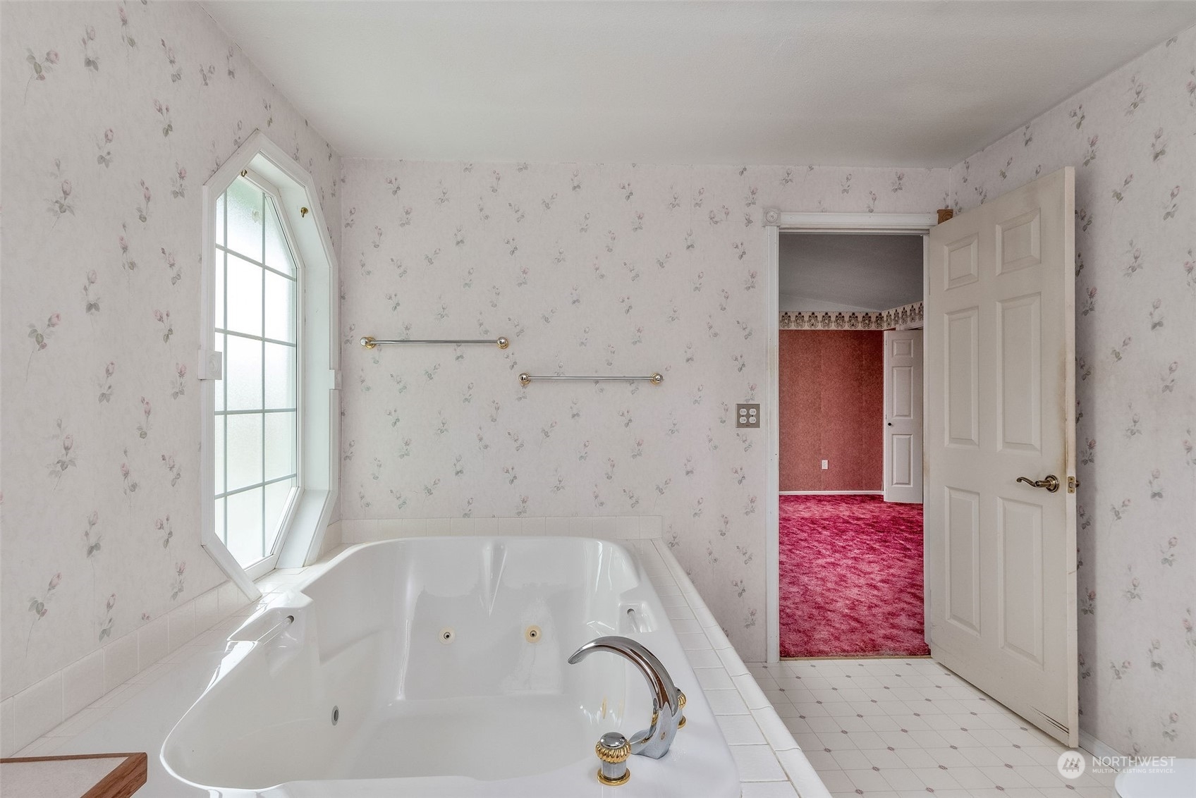 720 Memory Lane Port Townsend, WA 98368 - Photo 29 of 33 a bathroom with a bathtub and a window