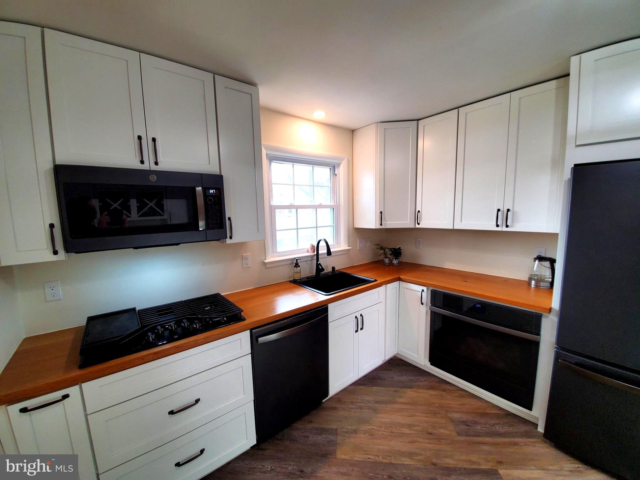106 Cheltenham Road Newark, DE 19711 - Photo 3 of 23 42" Upper Cabinets, Black Stainless Appliances