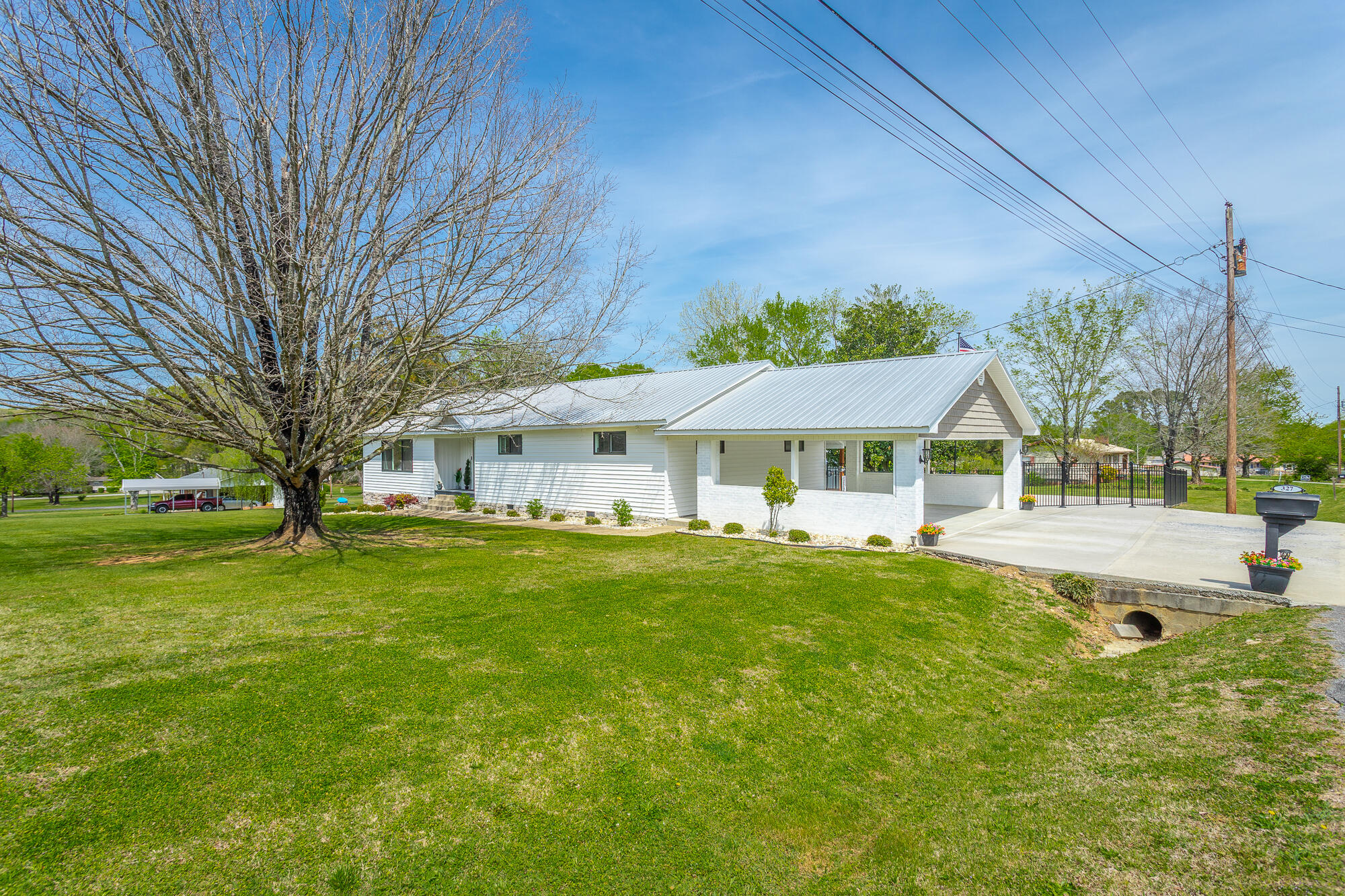 327 Irwin Avenue Decatur, TN 37322 - Photo 4 of 68 327 Irwin Avenue HD-55