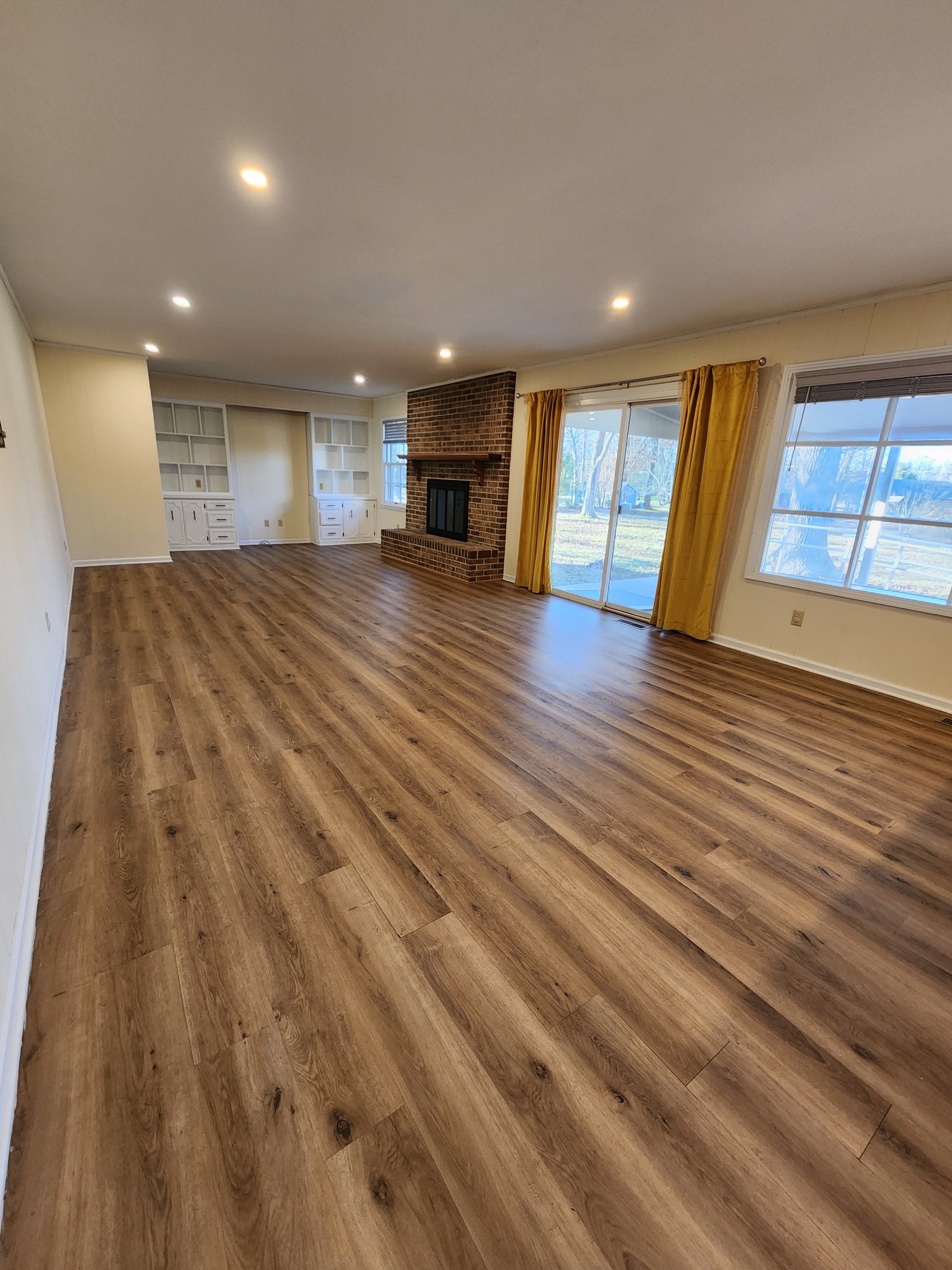 303 12 Oaks Road Tullahoma, TN 37388 - Photo 20 of 39 a view of empty room with wooden floor and window