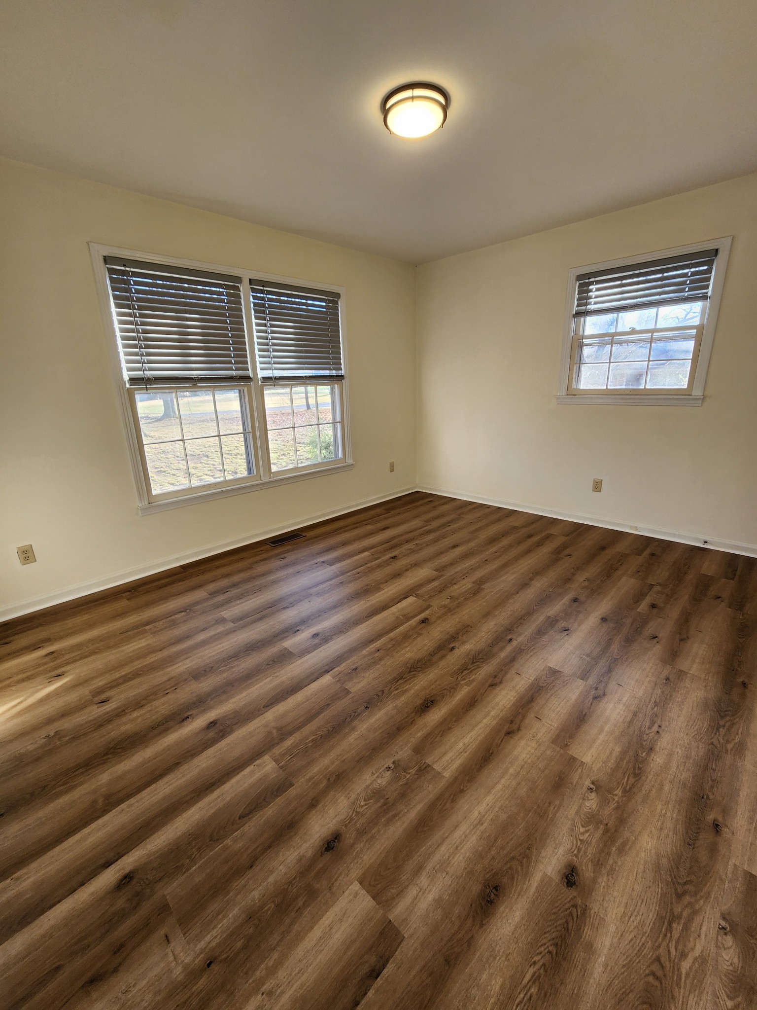 303 12 Oaks Road Tullahoma, TN 37388 - Photo 26 of 39 a view of an empty room with wooden floor and a window