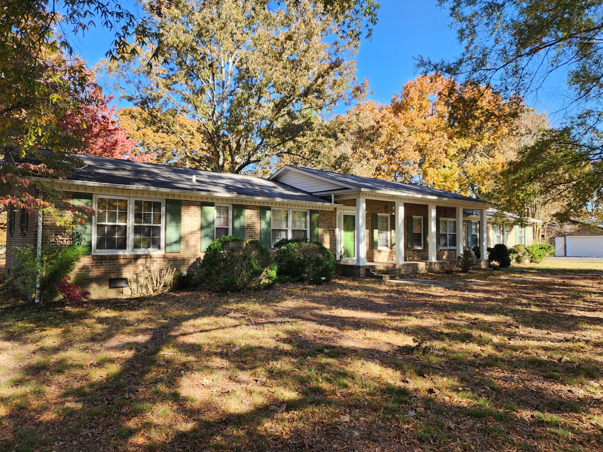 303 12 Oaks Road Tullahoma, TN 37388 - Photo 4 of 39 a view of a house with backyard sitting area and garden