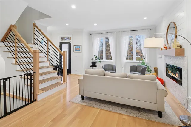 $5,499 | 5240 West Winnemac Avenue, Chicago, IL 60630