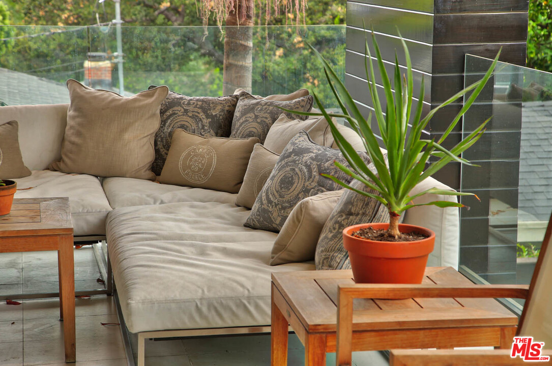 8532 Ridpath Drive Los Angeles, CA 90046 - Photo 45 of 52 a outdoor living with a potted plant
