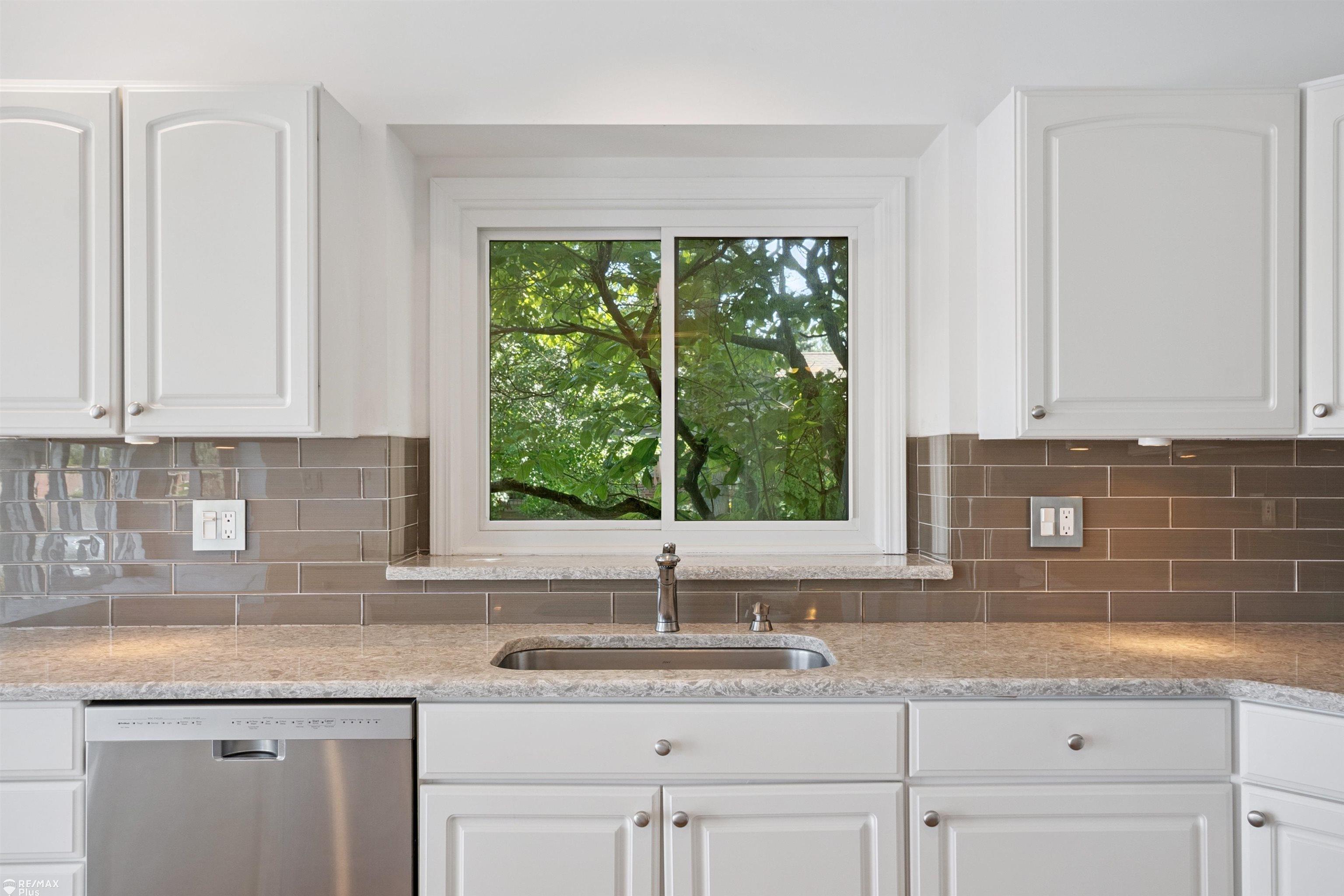 1671 South Shore Drive Rochester Hills, MI 48307 - Photo 14 of 77
