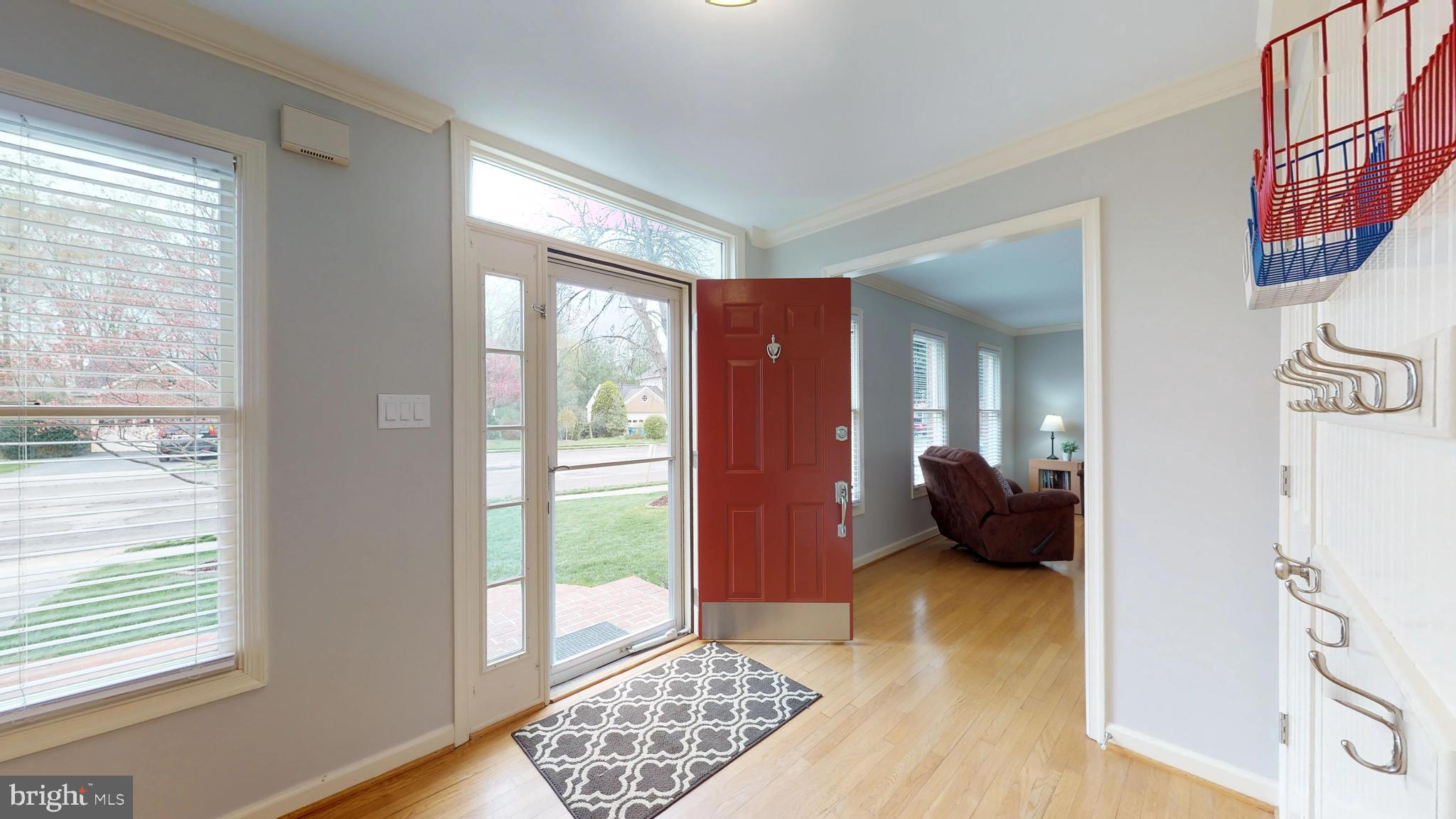 7934 Donegal Lane Springfield, VA 22153 - Photo 3 of 43 Sunny Foyer