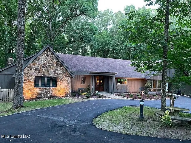 $679,900 | 1202 White Oak Drive, Hernando, MS 38632