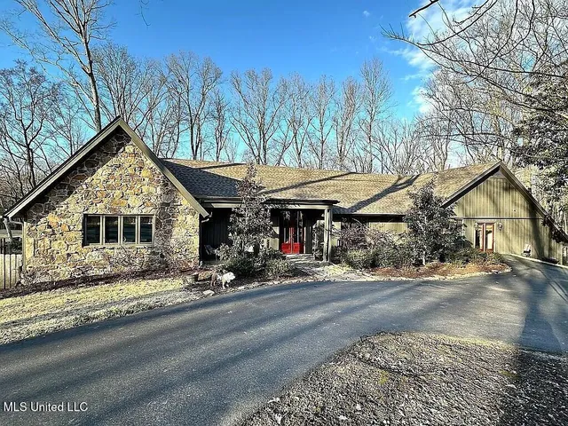 $679,900 | 1202 White Oak Drive, Hernando, MS 38632