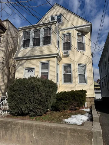 $1,400 | 135 West 22nd Street, Bayonne, NJ 07002