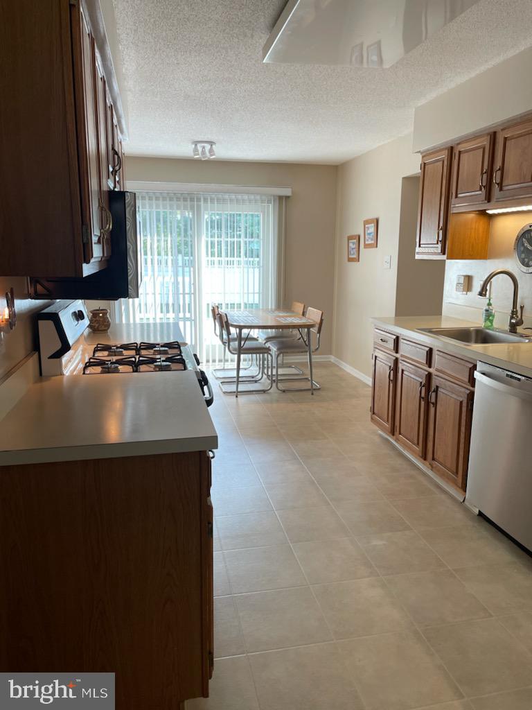 41 Wayside Road Berlin, NJ 08009 - Photo 32 of 33 Kitchen.