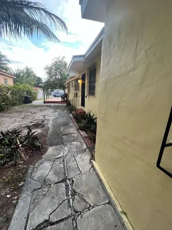 $2,600 | 561 Northwest 113th Street, Unit 563, Miami Shores, FL 33168