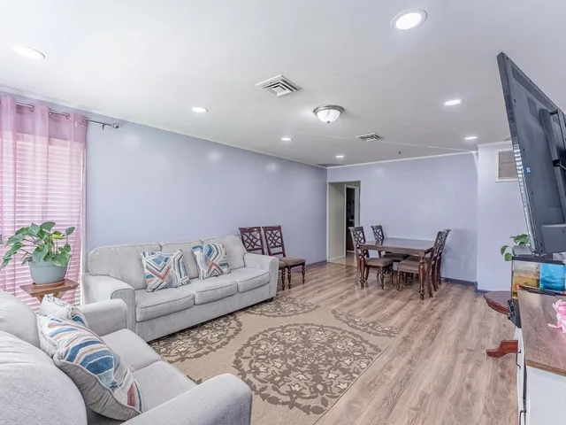 $285,000 | 920 Suffolk Avenue, Westchester, IL 60154