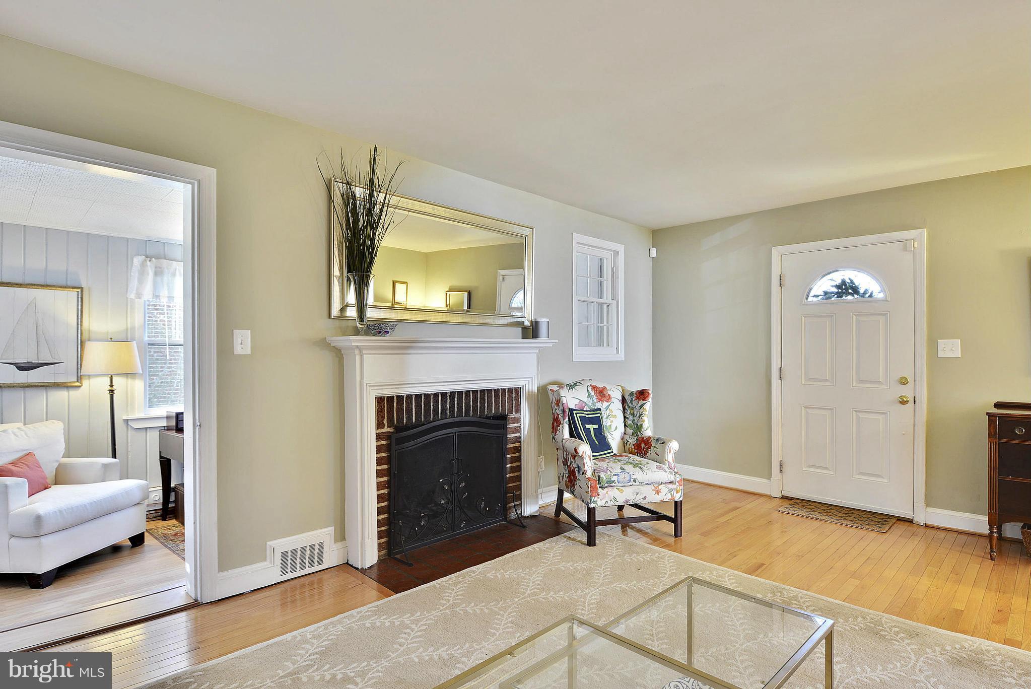 9605 Clearview Place Silver Spring, MD 20901 - Photo 5 of 26 Living Room
