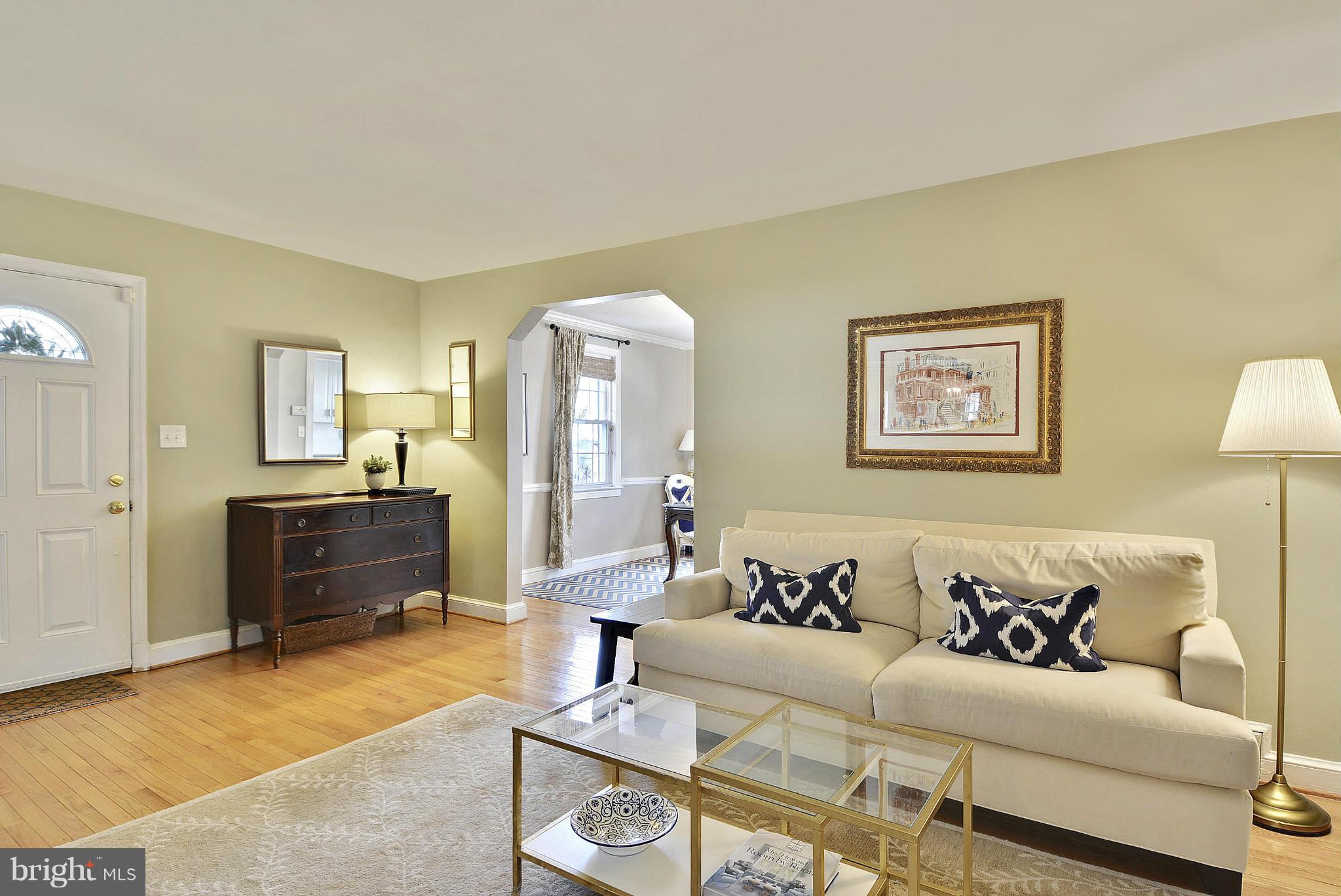 9605 Clearview Place Silver Spring, MD 20901 - Photo 6 of 26 Living Room