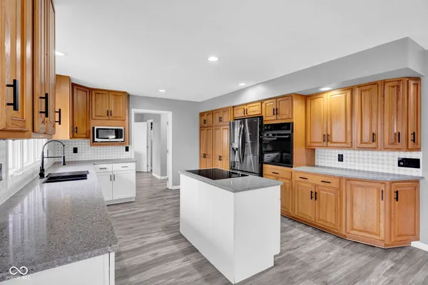 $459,900 | 3805 Lakeside Drive, Columbus, IN 47203