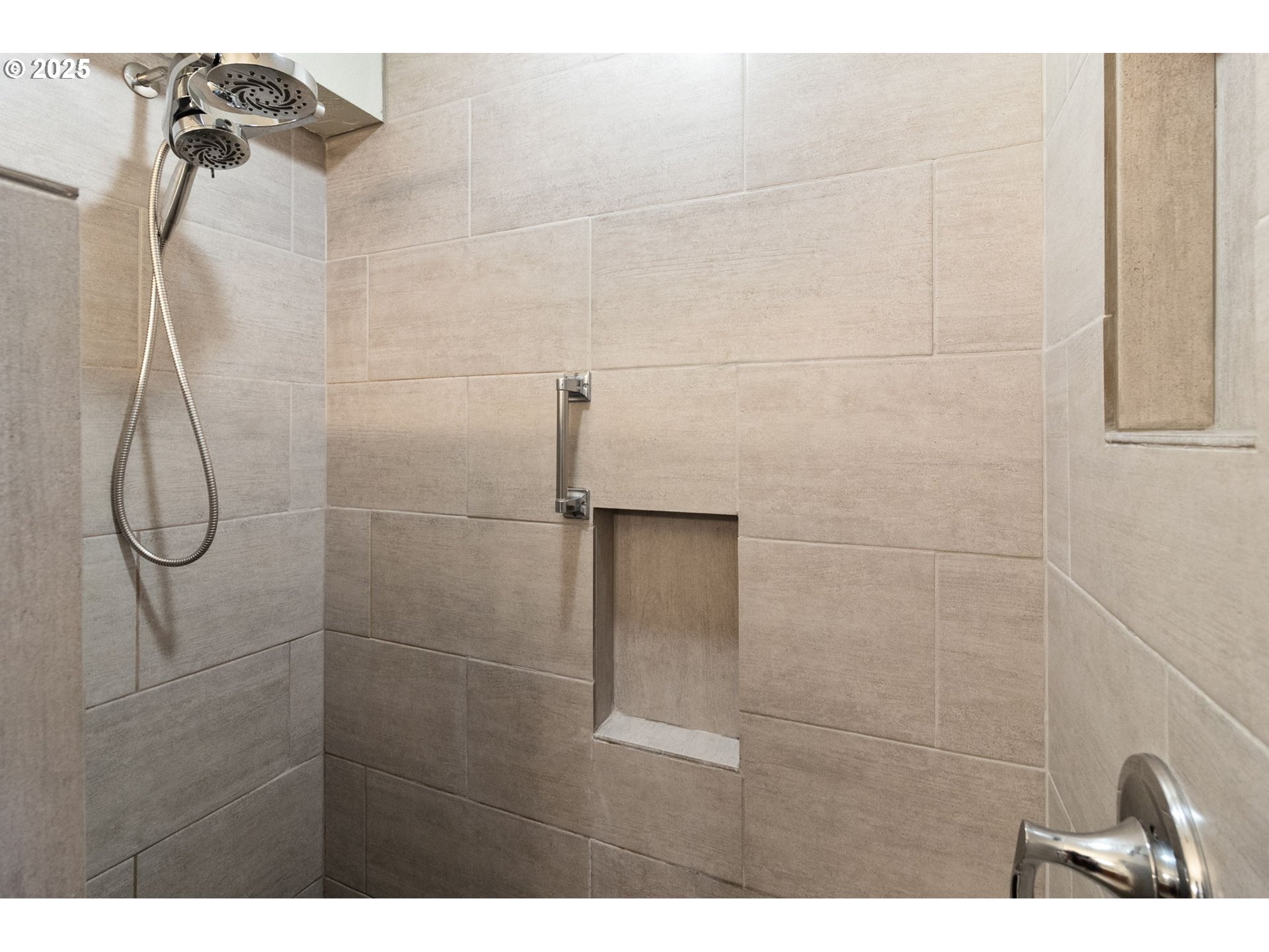 42871 Deerhorn Road Springfield, OR 97478 - Photo 20 of 48 Owner's Suite Bathroom