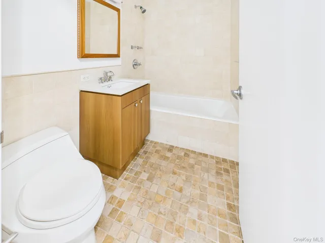 $2,250,000 | 10 West End Avenue, Unit 20B | Upper West Side