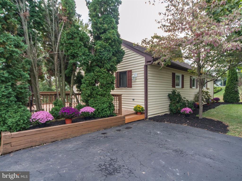 3 Lissann Lane Lititz, PA 17543 - Photo 2 of 28 Gallery Image 2