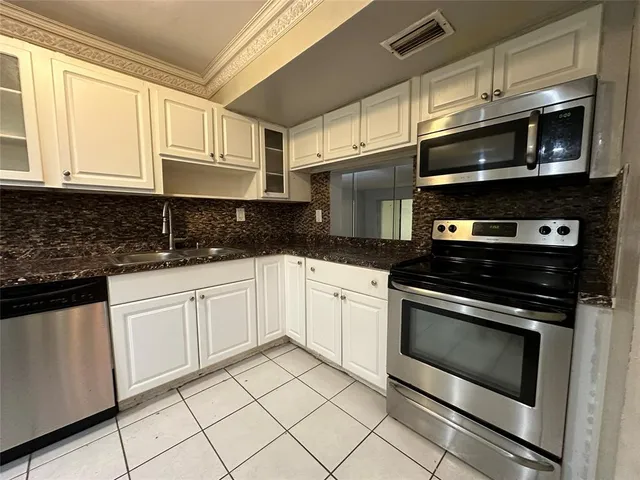 $2,000 | 6630 Racquet Club Drive, Unit 163, Lauderhill, FL 33319