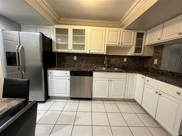 $2,000 | 6630 Racquet Club Drive, Unit 163, Lauderhill, FL 33319