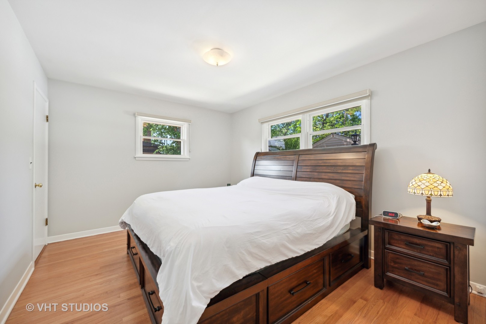 577 Ridge Road Highland Park, IL 60035 - Photo 6 of 20 a bedroom with a bed and wooden floor