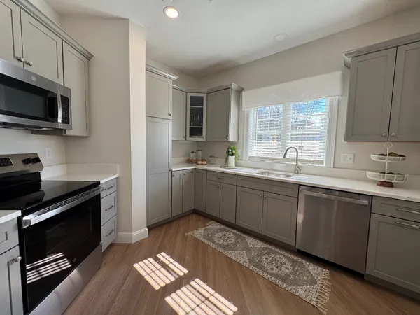 $3,650 | 74 Rockingham Road, Unit 102, Derry, NH 03038