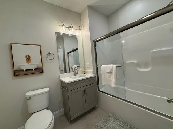 $3,650 | 74 Rockingham Road, Unit 102, Derry, NH 03038