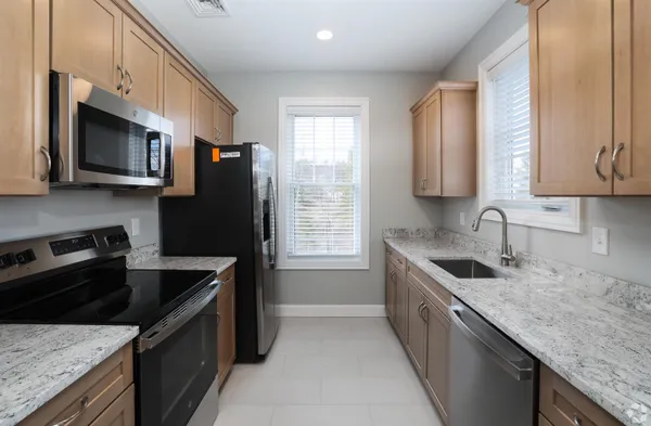 $3,650 | 74 Rockingham Road, Unit 102, Derry, NH 03038