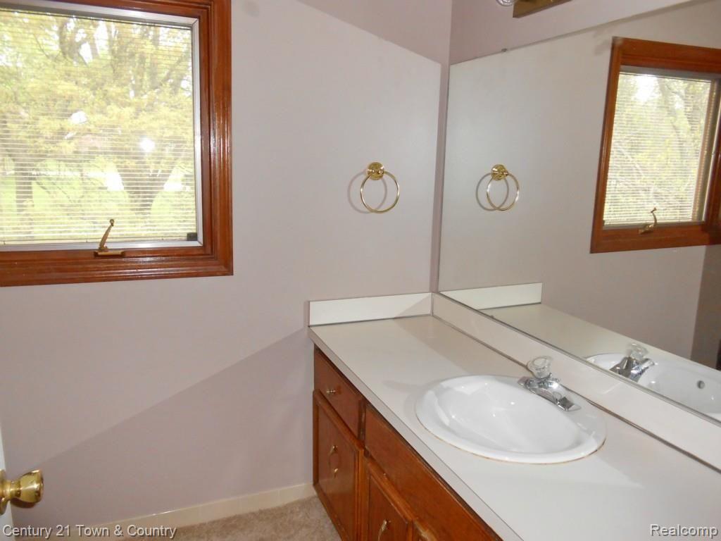 2408 Chalet Drive Rochester, MI 48309 - Photo 32 of 49 Mstr 6.jpg