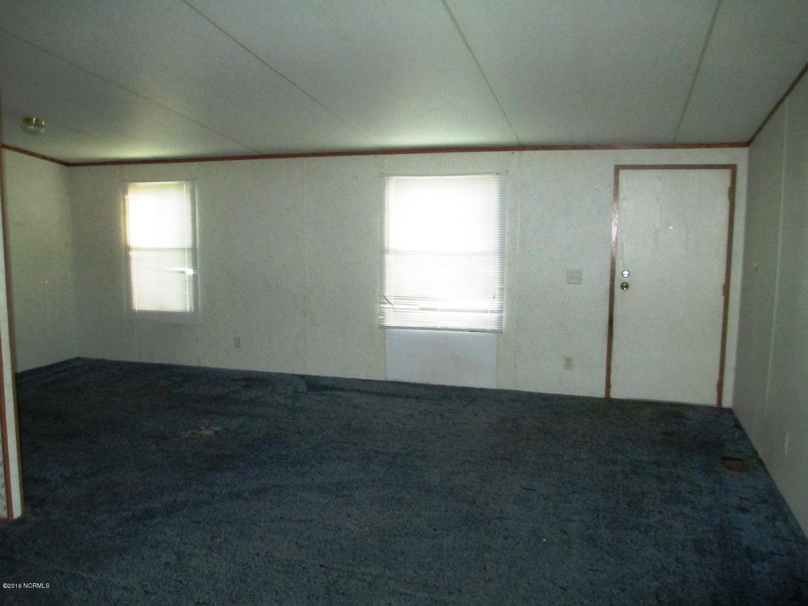 309 Sandy Point Road New Bern, NC 28560 - Photo 3 of 11 Living room