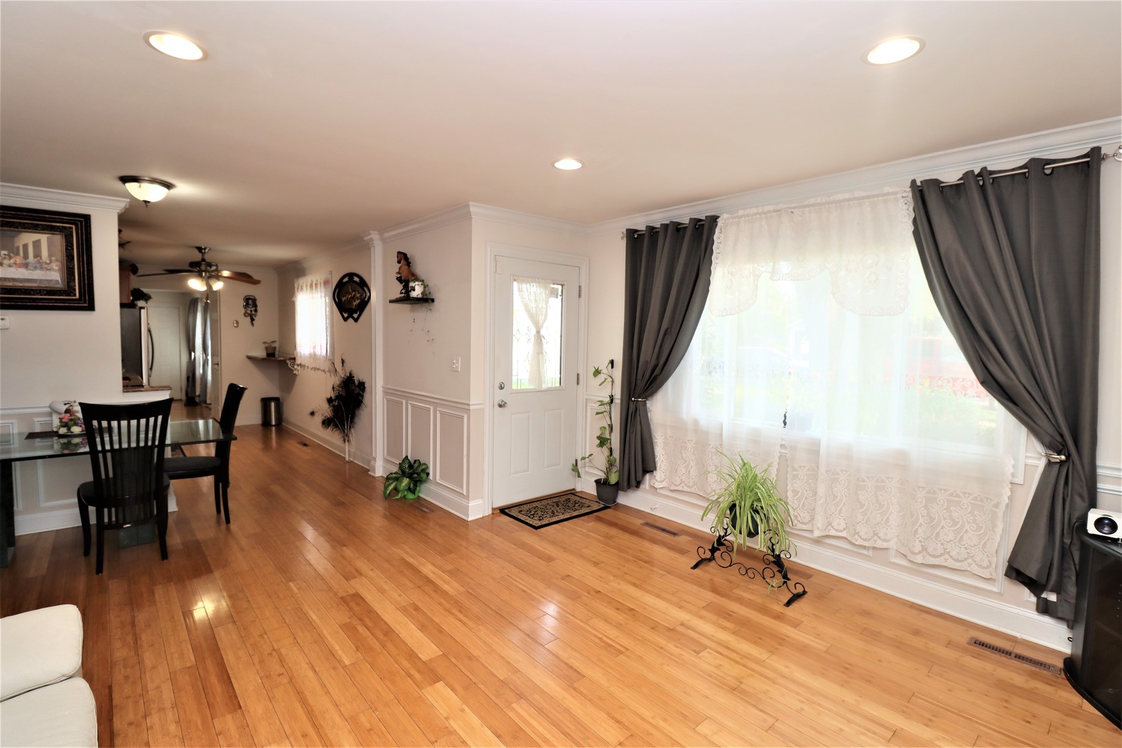 127 Hazard Road Carpentersville, IL 60110 - Photo 3 of 31 Gallery Image 3