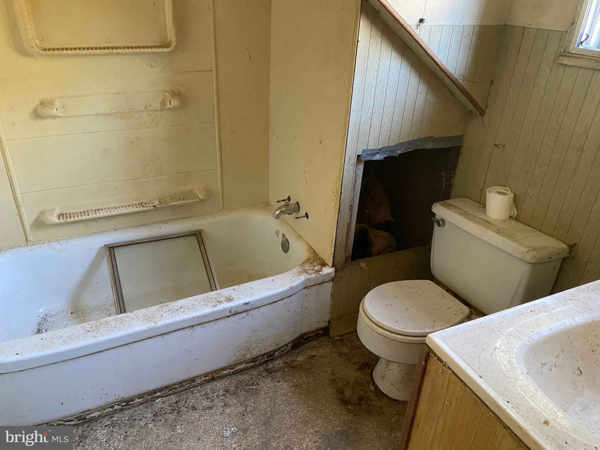 8226 Beach Road Curtis Bay, MD 21226 - Photo 16 of 23 Second Floor Full Bath
