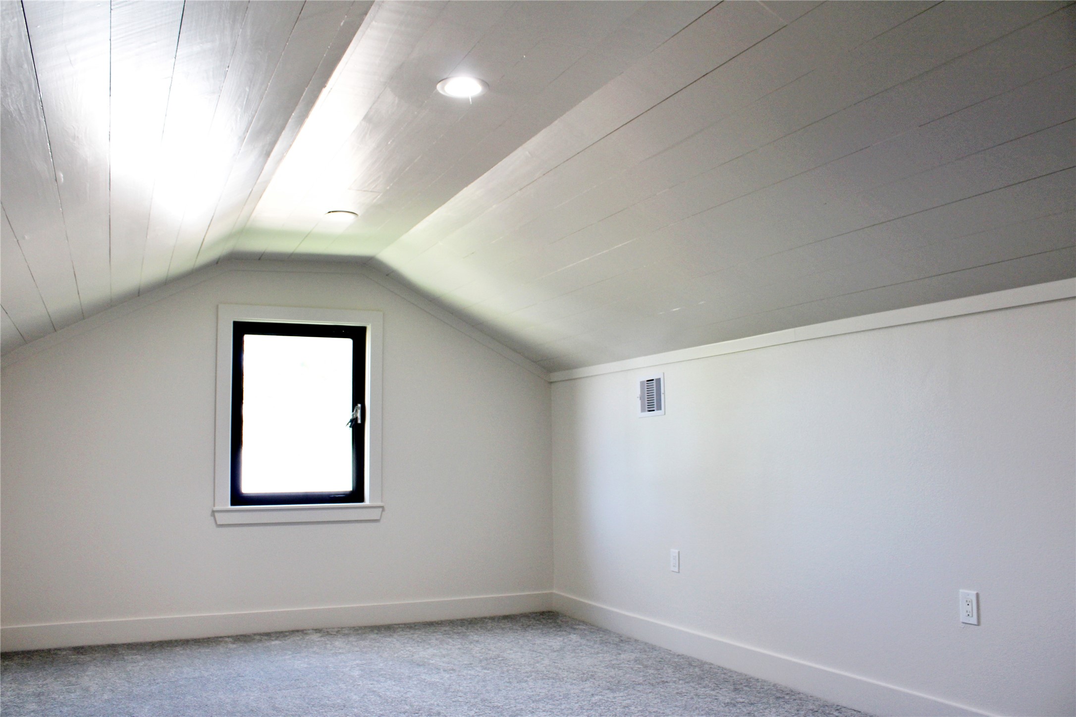 678 Colorado Street Glidden, TX 78943 - Photo 40 of 48 an empty room with a window
