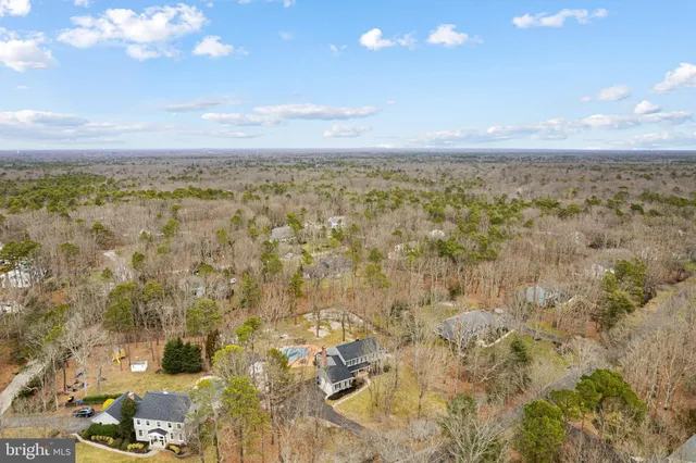 a view of a pathway with sky view