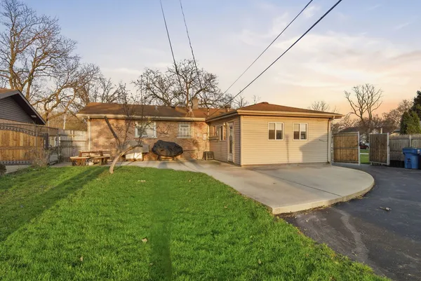 $289,000 | 14426 Springfield Avenue, Midlothian, IL 60445