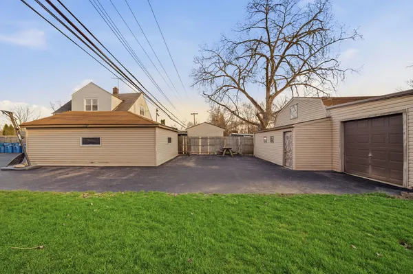 $289,000 | 14426 Springfield Avenue, Midlothian, IL 60445