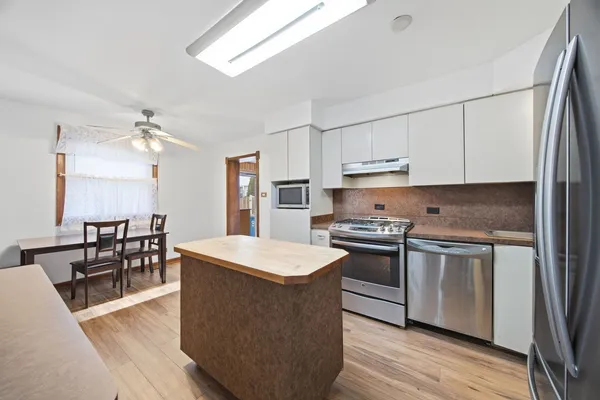 $289,000 | 14426 Springfield Avenue, Midlothian, IL 60445