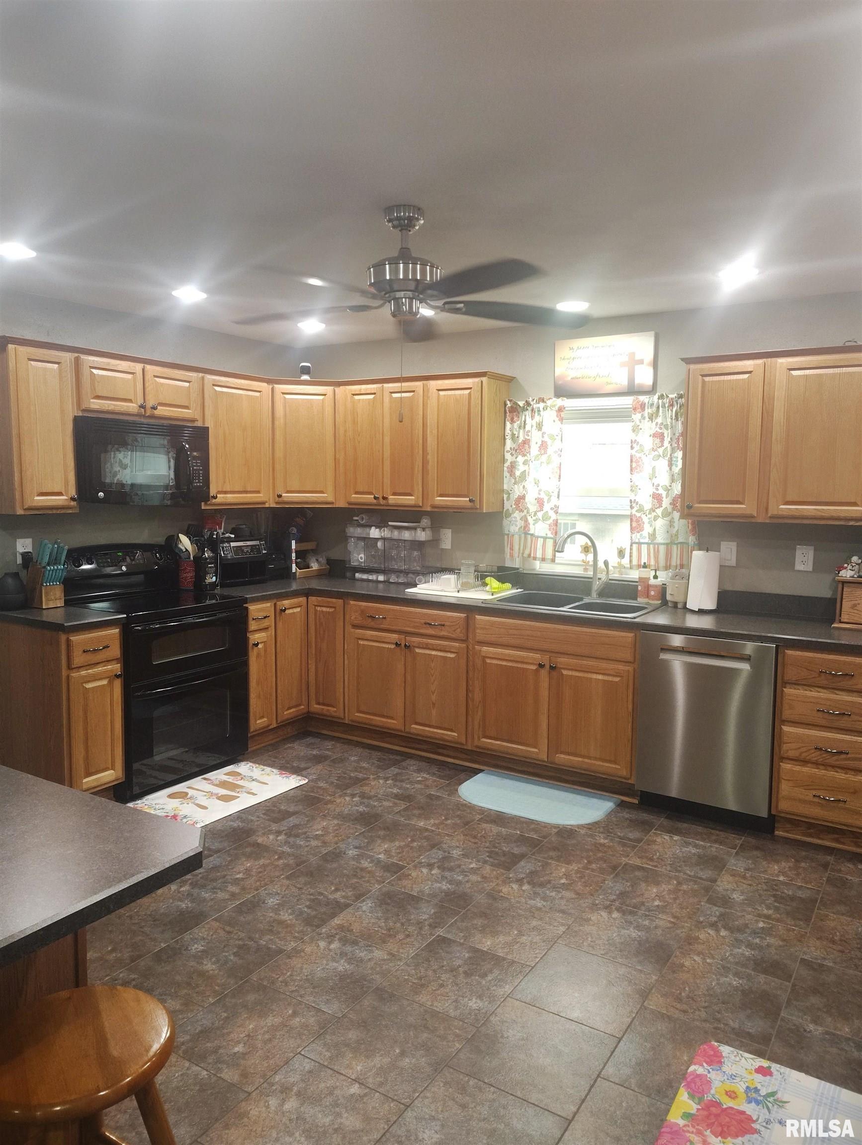 362 East Ash Street Canton, IL 61520 - Photo 18 of 56