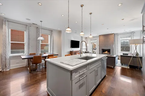 $1,625,000 | 1821 North Larrabee Street, Unit 2, Chicago, IL 60614