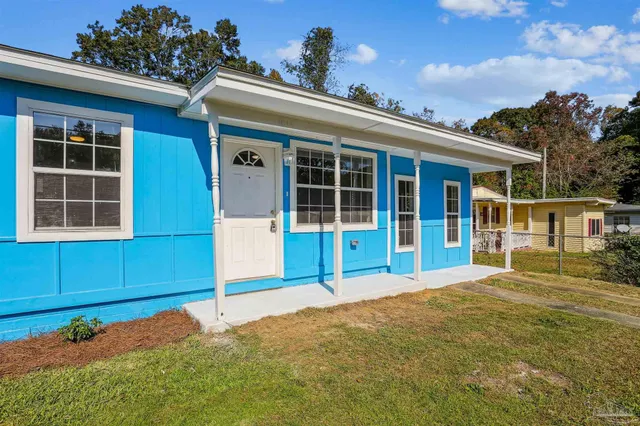 a view of a house with a backyard