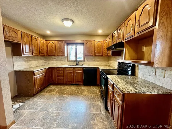 $430,000 | 430 Lewis Drive, Syracuse, MO 65354