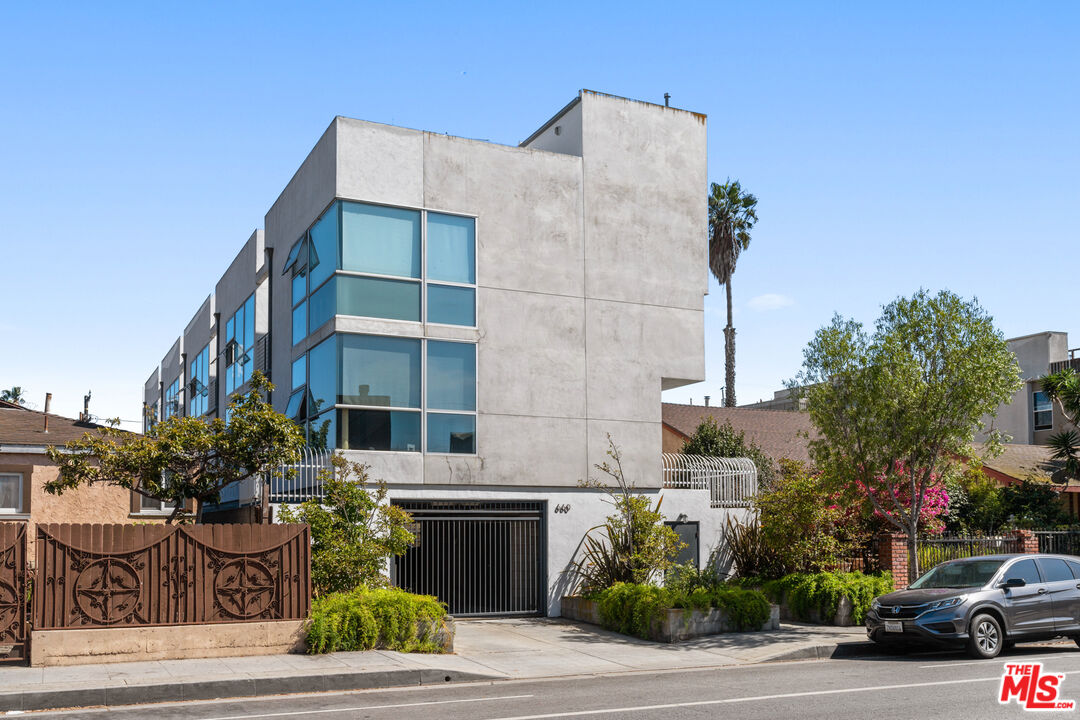 660 Rose Avenue, Unit 4 Venice, CA 90291 - Photo 1 of 25 a multi story building with potted plants in front of it
