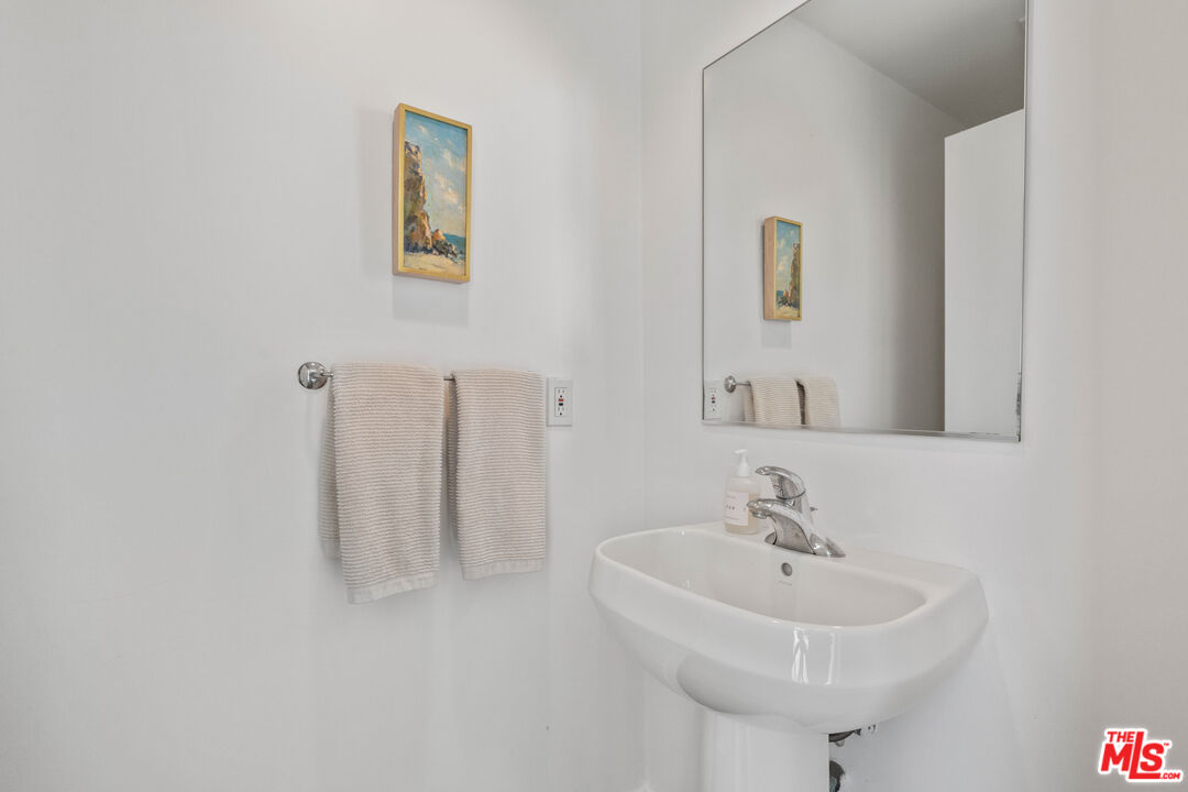 660 Rose Avenue, Unit 4 Venice, CA 90291 - Photo 11 of 25 a bathroom with a sink and a mirror