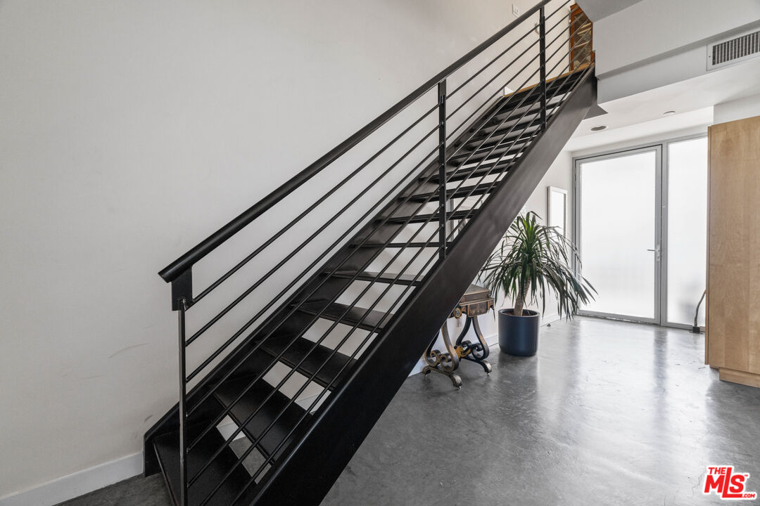 660 Rose Avenue, Unit 4 Venice, CA 90291 - Photo 12 of 25 a view of an entryway