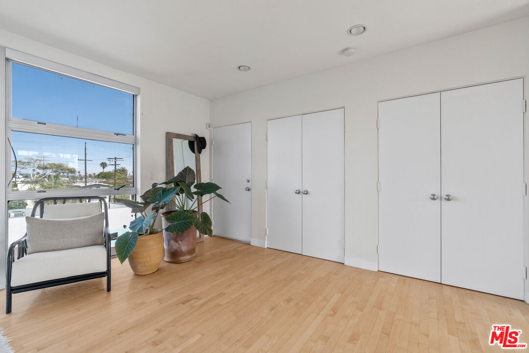 660 Rose Avenue, Unit 4 Venice, CA 90291 - Photo 14 of 25 a living room with furniture and a potted plant