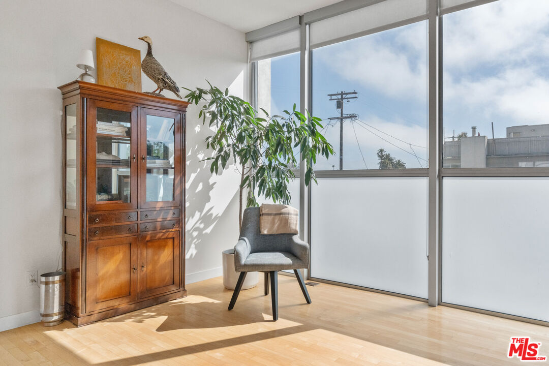 660 Rose Avenue, Unit 4 Venice, CA 90291 - Photo 17 of 25 a potted plant sitting on top of a wooden floor