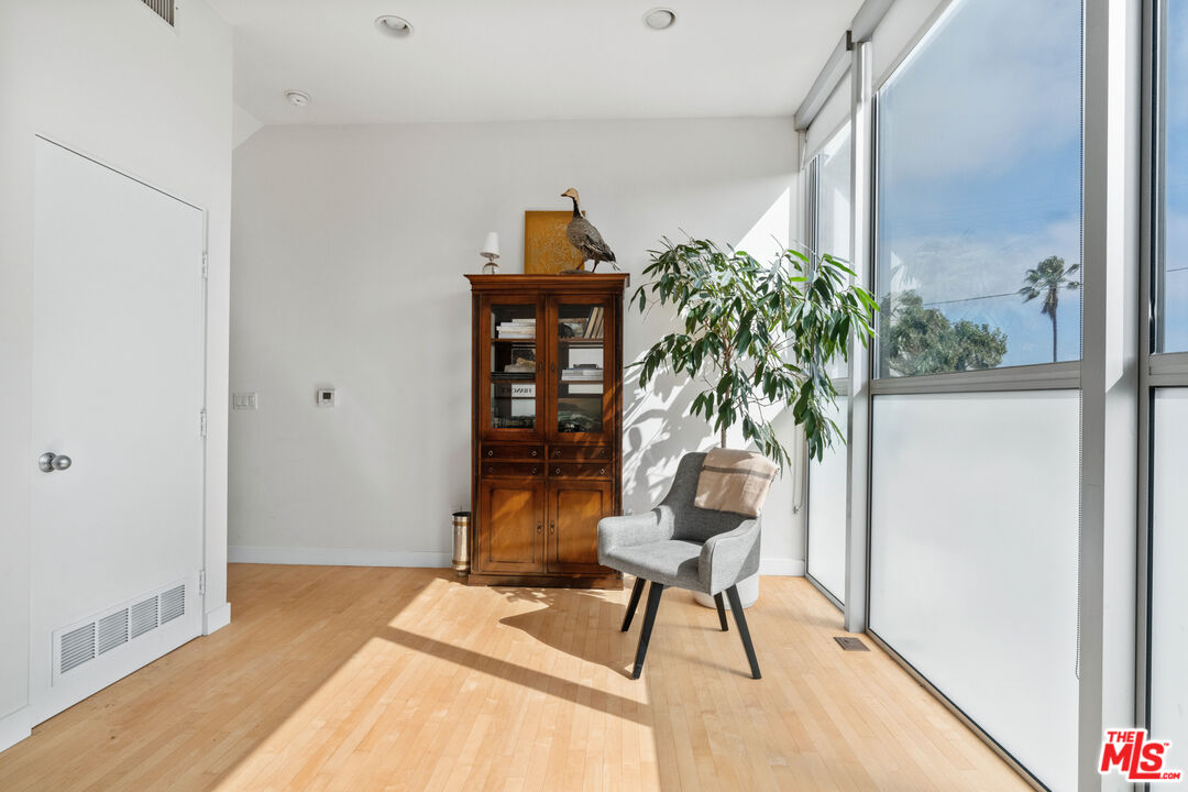 660 Rose Avenue, Unit 4 Venice, CA 90291 - Photo 18 of 25 a view of a workspace with furniture and a potted plant