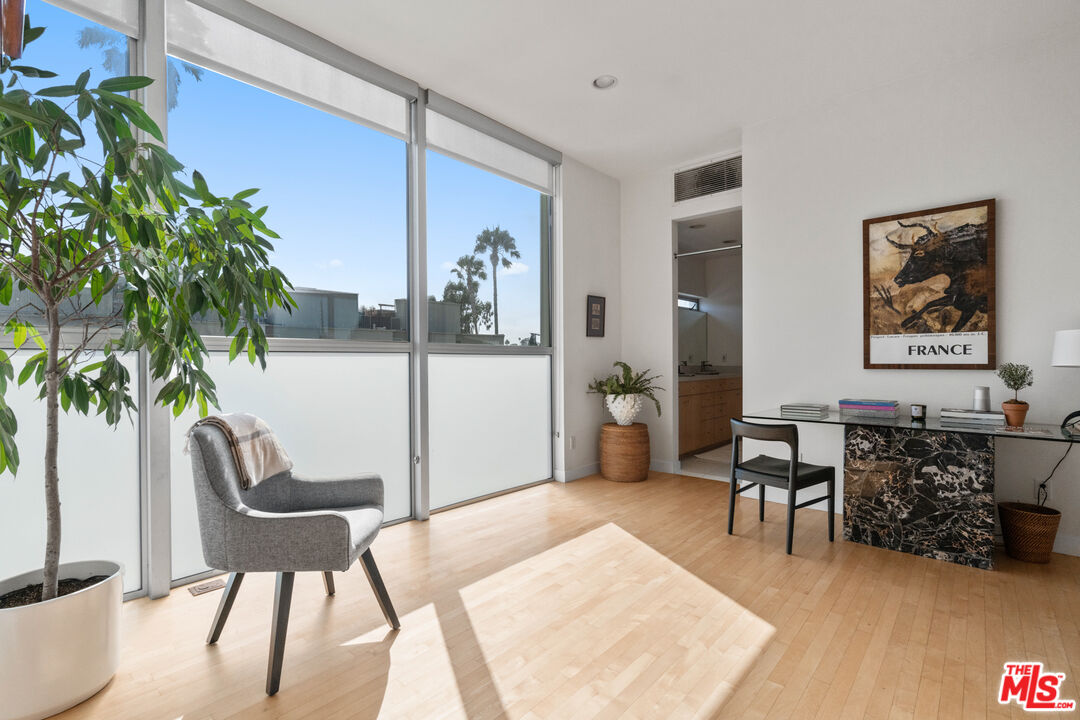660 Rose Avenue, Unit 4 Venice, CA 90291 - Photo 19 of 25 a living room with furniture a potted plant and a table